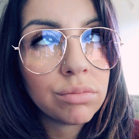 Meet your Posher, Vanessa - Picture 1 of 1